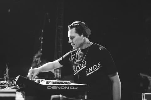 Tiesto & Stevie Appleton Connect For Laidback Tune “Blue”